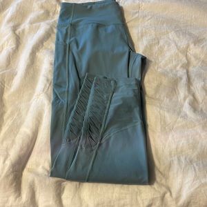 Victoria sport leggings with mesh at ankles has pockets